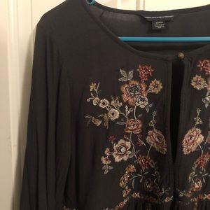 AMERICAN EAGLE BELL SLEEVE EMBROIDERED TOP